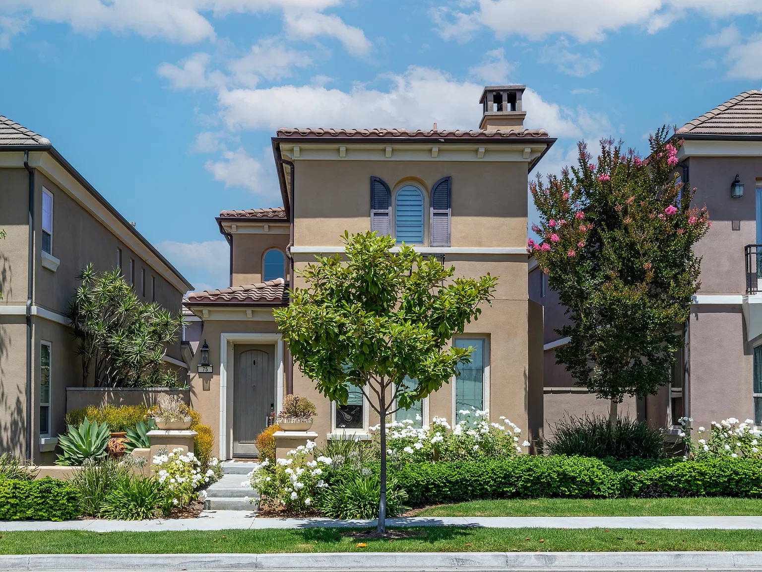 3 bed, 2.5 bath, 1693 sqft, $5,200 — Photo 1