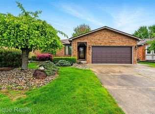 47296 Sanborn Dr, Macomb, MI 48044