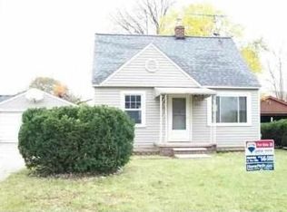 833 Tyrone Ave, Waterford, MI 48328