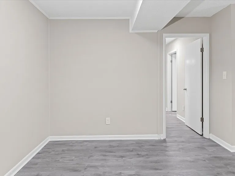 Chateau Apartments — Photo 7