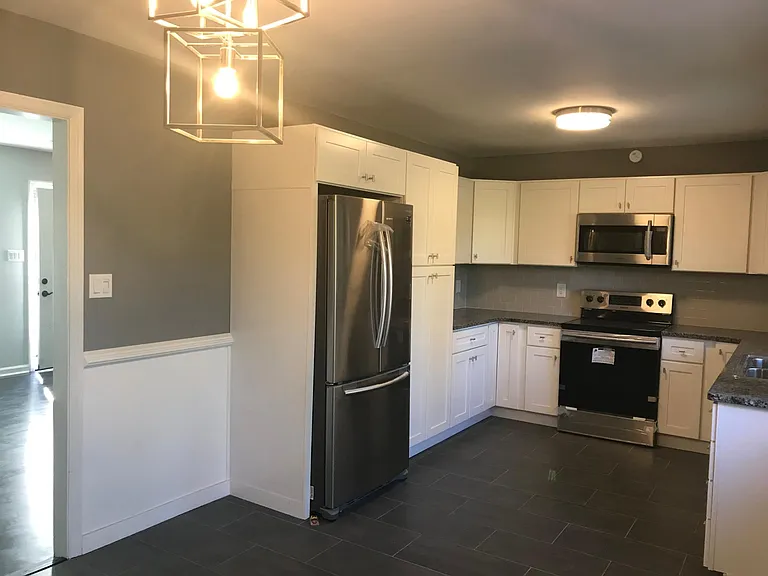 1002 Dover Rd SE — Photo 2