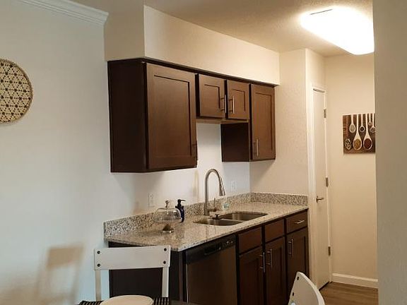 5th image of 902 North Ave #403