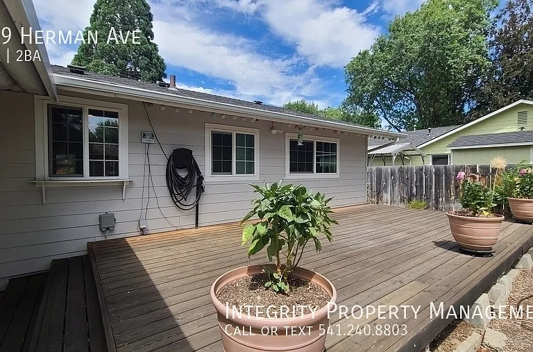 659 Herman Ave — Photo 15