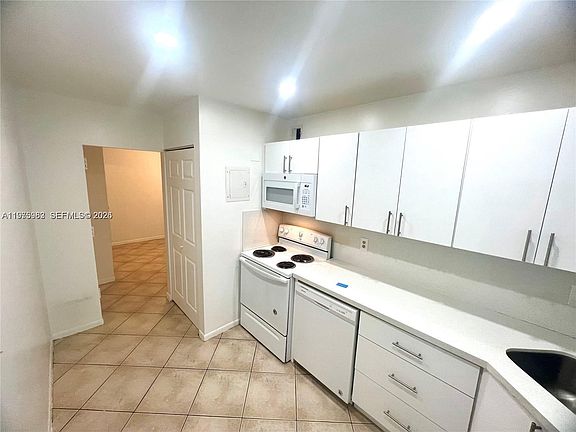 3rd image of 3115 Oakland Shores Dr APT E208
