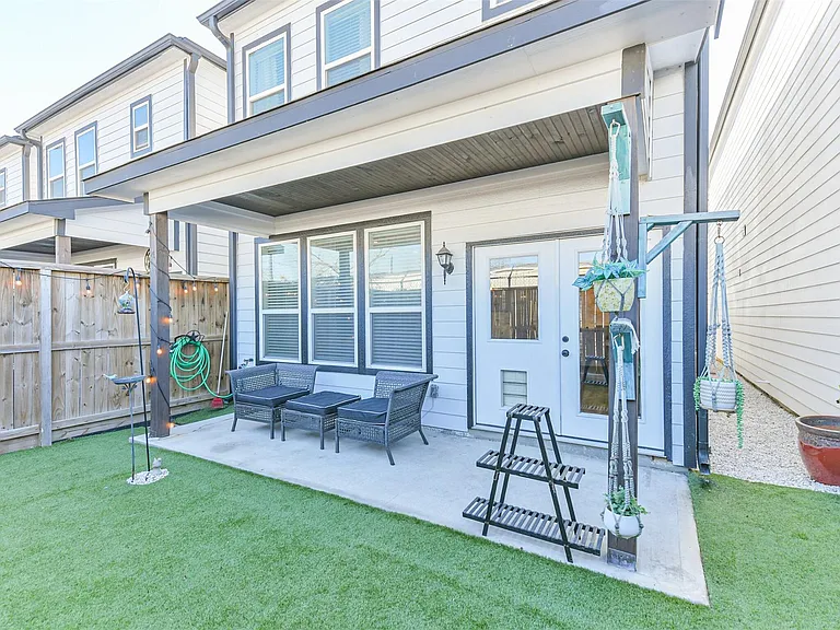 1010 Melneeka Ln — Photo 19