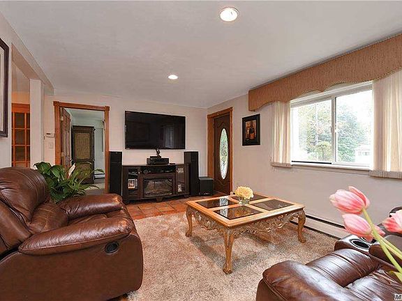 3rd image of 92 Iceland Dr
