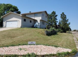 912 13th Ave SW, Jamestown, ND 58401