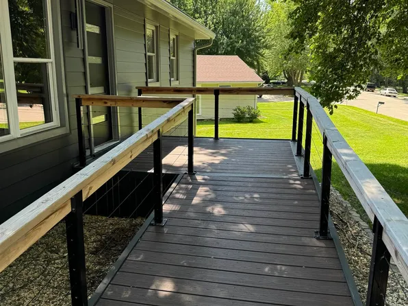 1006 S 14th St, Clear Lake, IA 50428