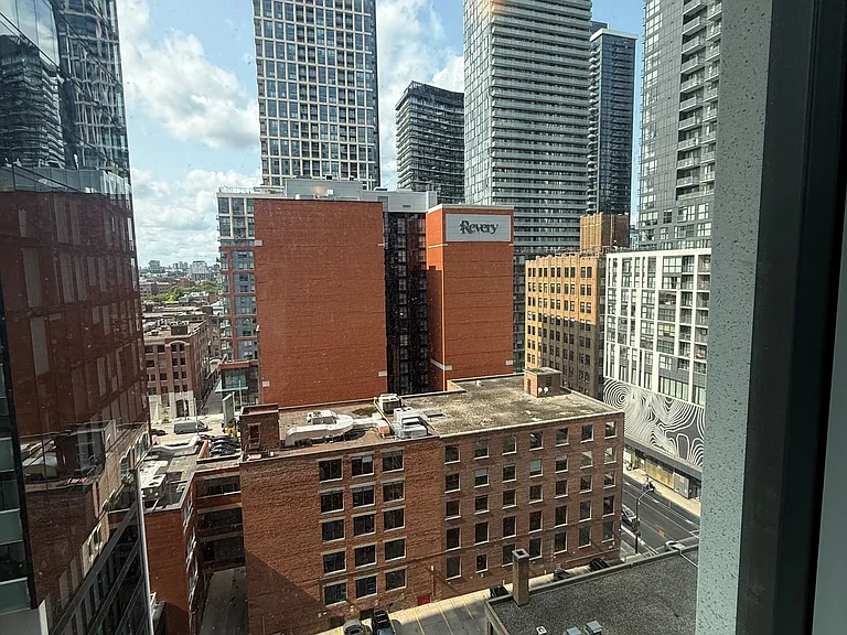 400 King St W #1106 — Photo 14