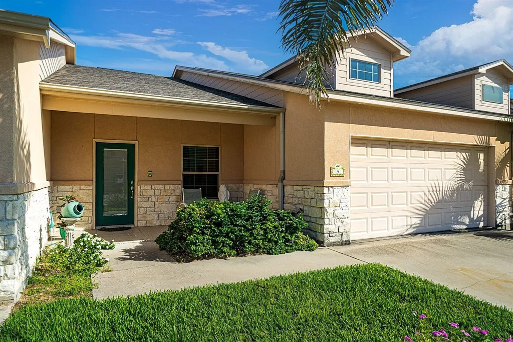 2 bed, 2.0 bath, 1424 sqft, $2,100 — Photo 2