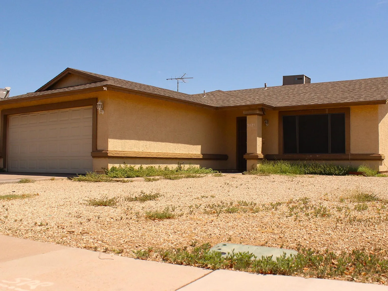3 bed, 2.0 bath, 1240 sqft, $2,100 — Photo 2