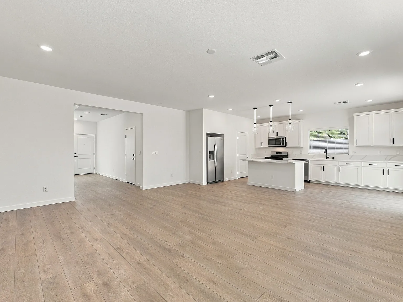 4 bed, 3.5 bath, 2601 sqft, $2,950 — Photo 4