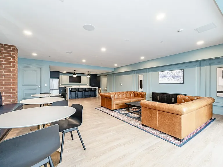 460 Columbia St W — Photo 18