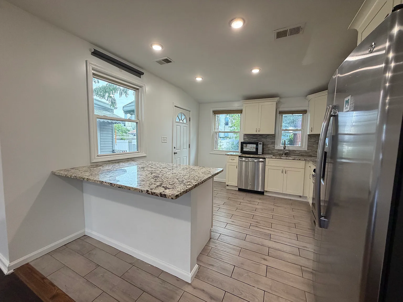 3 bed, 1.5 bath, 1086 sqft, $2,900 — Photo 4