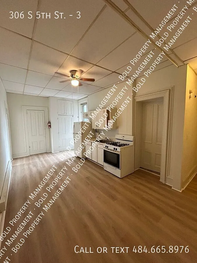 2 Bedroom 1 Bath Spacious Apartment — Photo 3