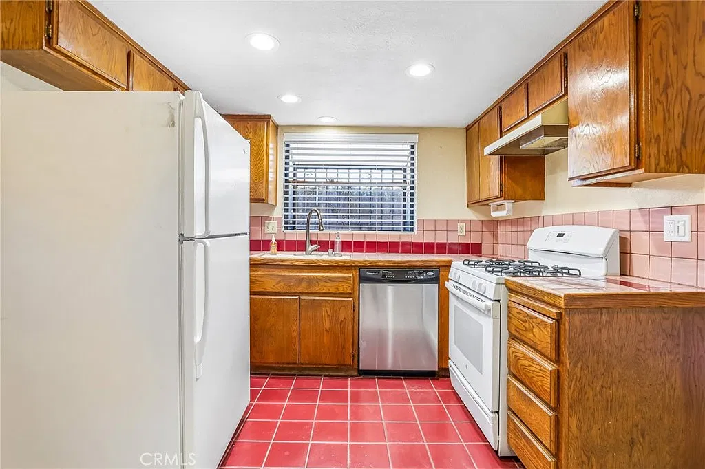 3 bed, 1337 sqft, $3,300 — Photo 2