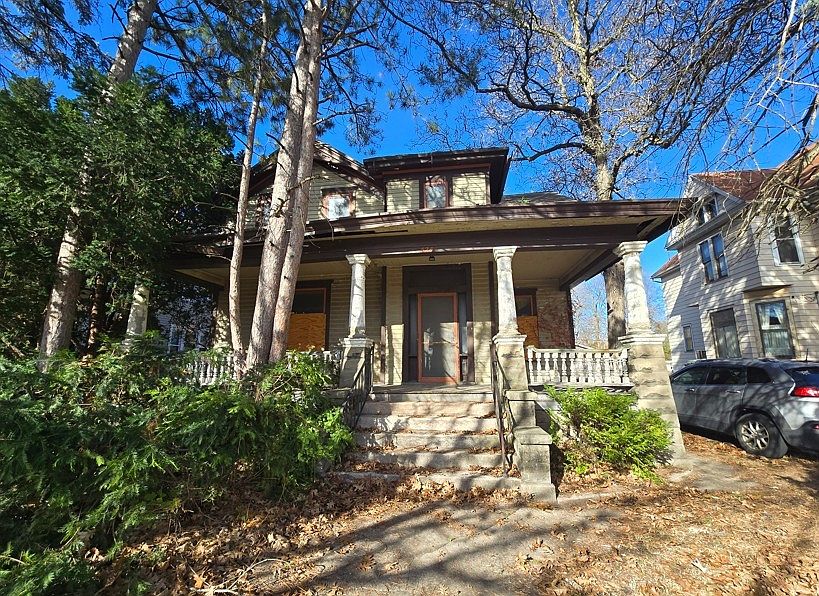 1st image of 524 College Ave