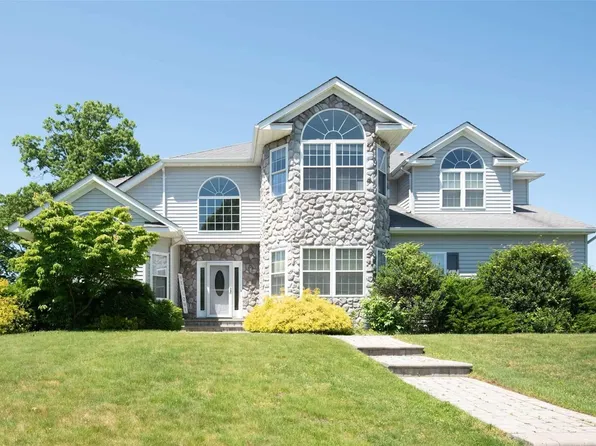 33 Southview Circle, Lake Grove, NY 11755