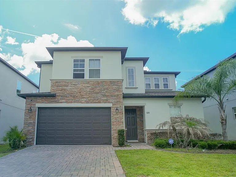1211 Arisha Dr — Photo 1