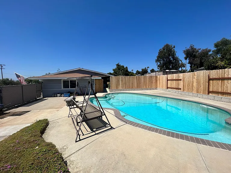 420 Osborne St — Photo 17