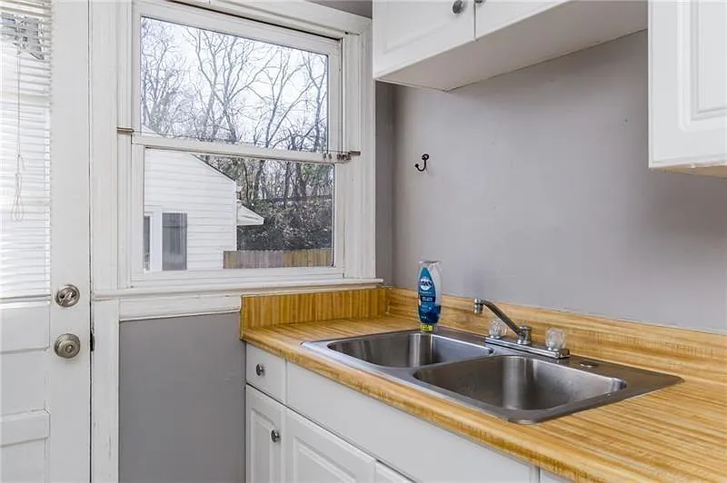 3 bed, 1.0 bath, 1024 sqft, $2,200 — Photo 3