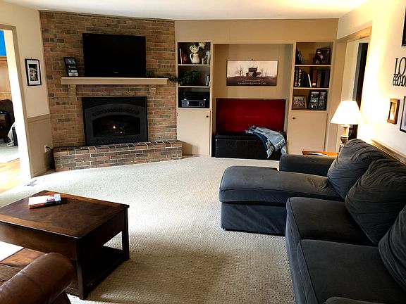 Family room w/gas fireplace