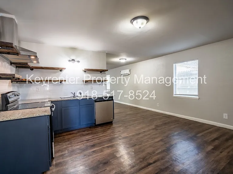 E 15th St Duplex — Photo 4