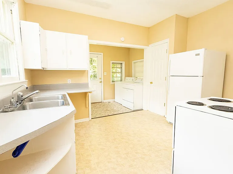 615 Barton Ave — Photo 2