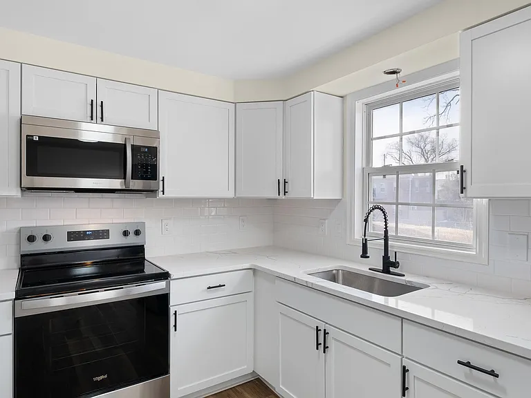 1124 E 14th St — Photo 2