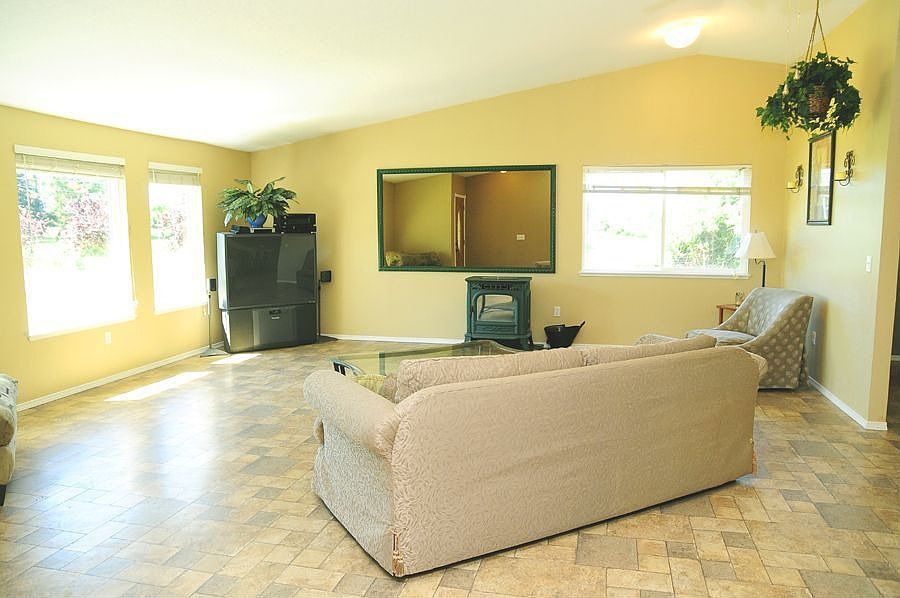 Vaulted Great room w/pellet stove