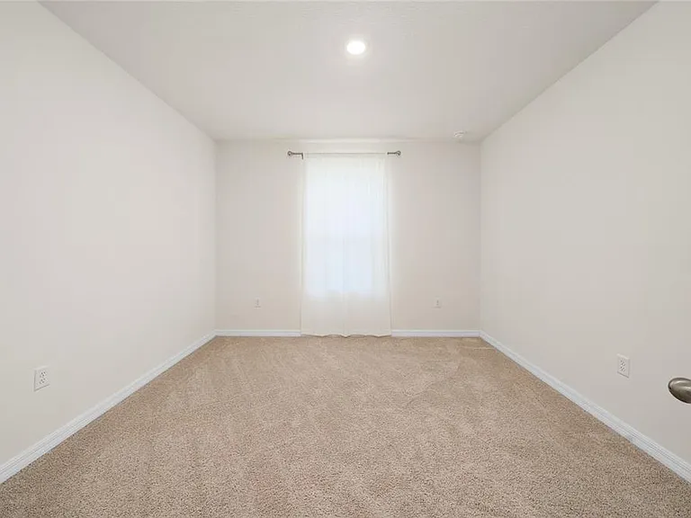 687 Griffon Ave — Photo 8