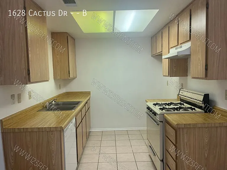1628 Cactus Dr #B — Photo 6