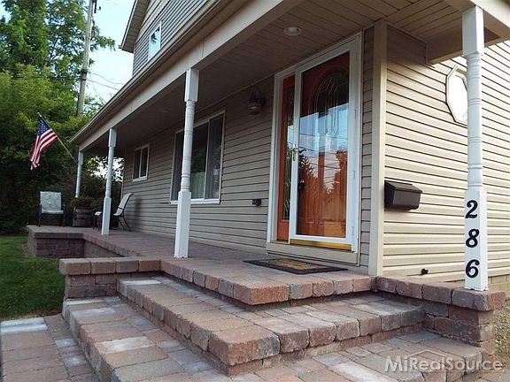 Sit and watch as walkers go by, wait for the school bus or simply have your morning coffee on the east facing porch.