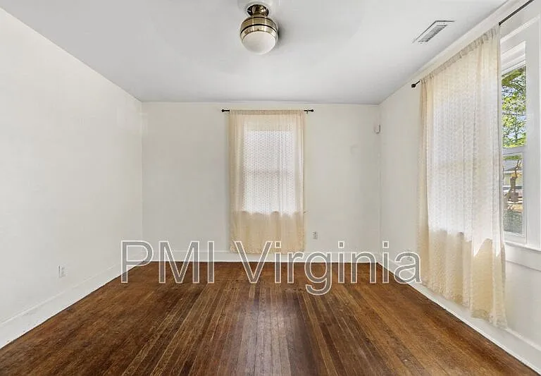 818 W 42nd St — Photo 4