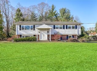 3 Hampton Rd, Airmont, NY 10901