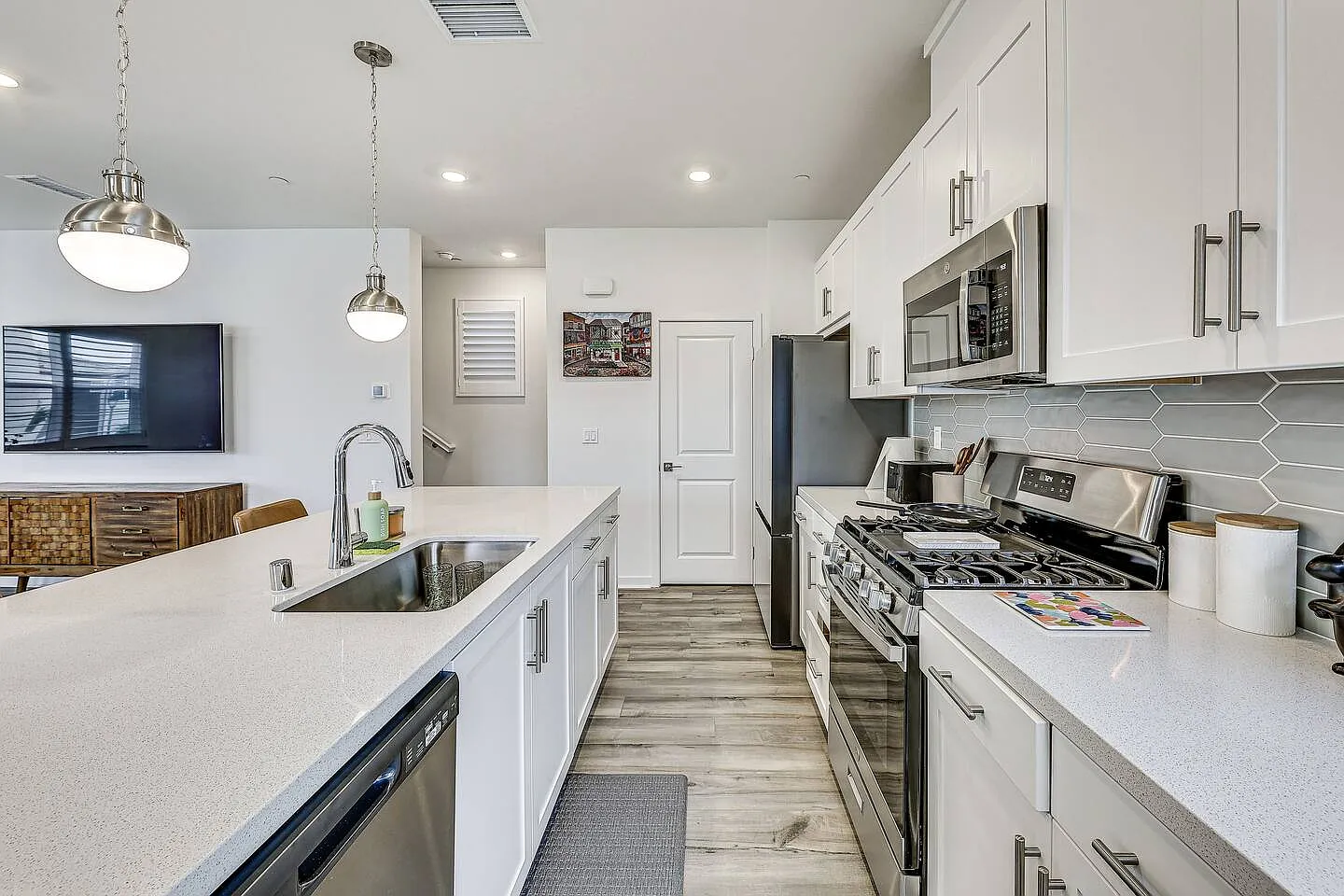 4 bed, 3.5 bath, 1894 sqft, $4,291 — Photo 1