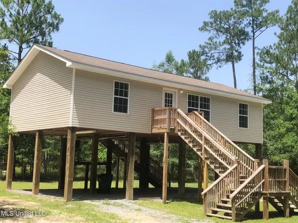 1424 Ontario St, Waveland, MS 39576