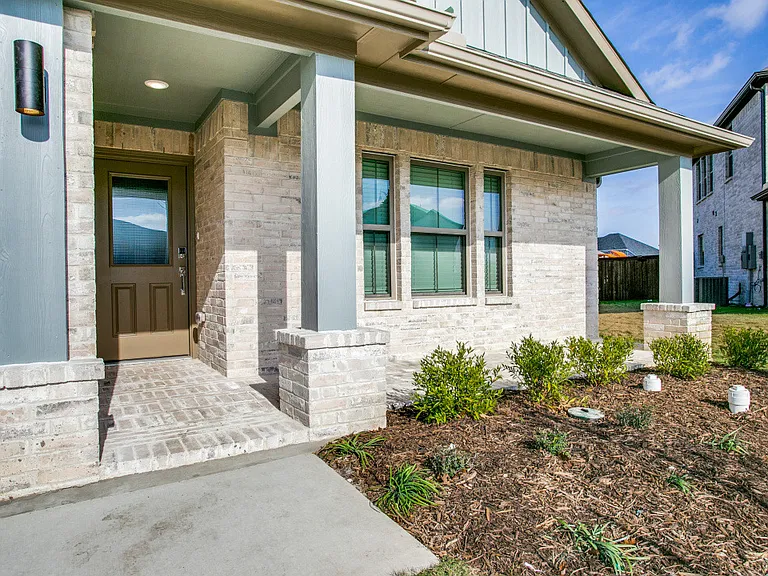 313 Ember Cir — Photo 2