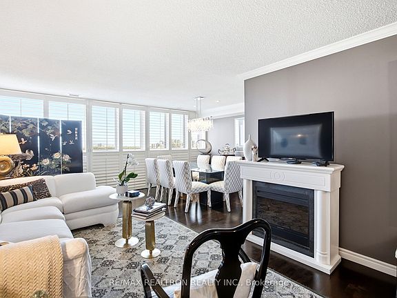 3rd image of 3000 Bathurst St #Penthouse 3