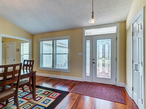 5th image of 7 Glade Cir E