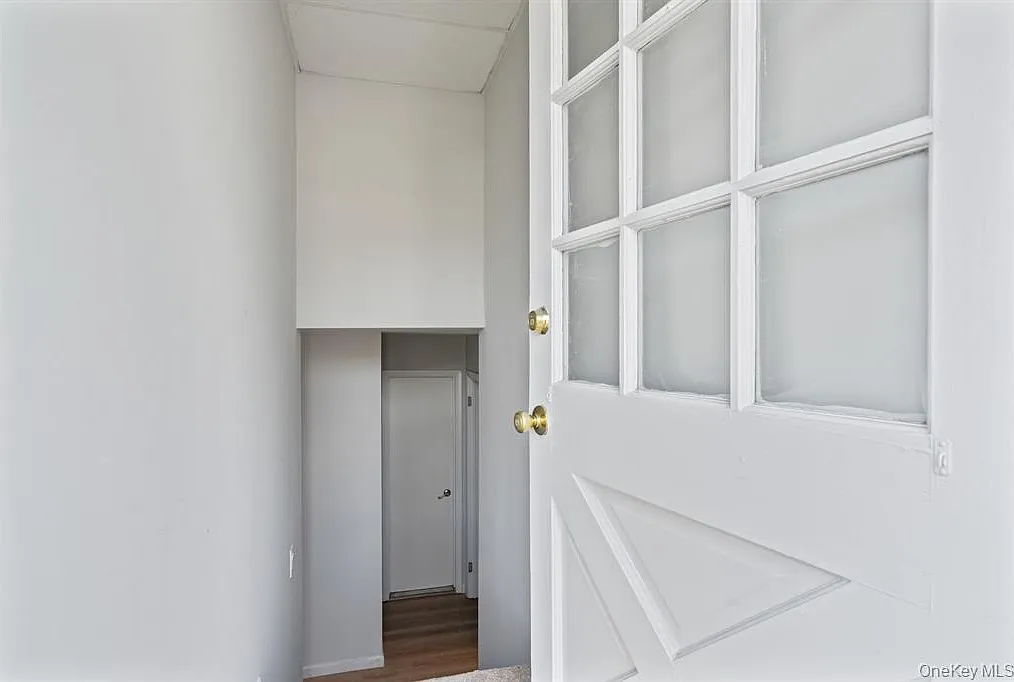 3 bed, 1.0 bath, 1400 sqft, $4,200 — Photo 3