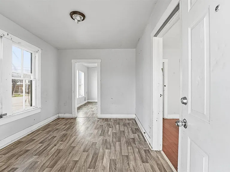 2420 Stevens St — Photo 2