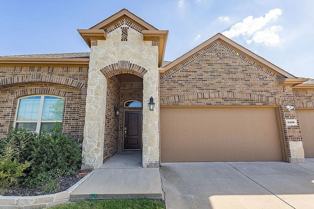 4 bed, 2033 sqft, $2,395 — Photo 2