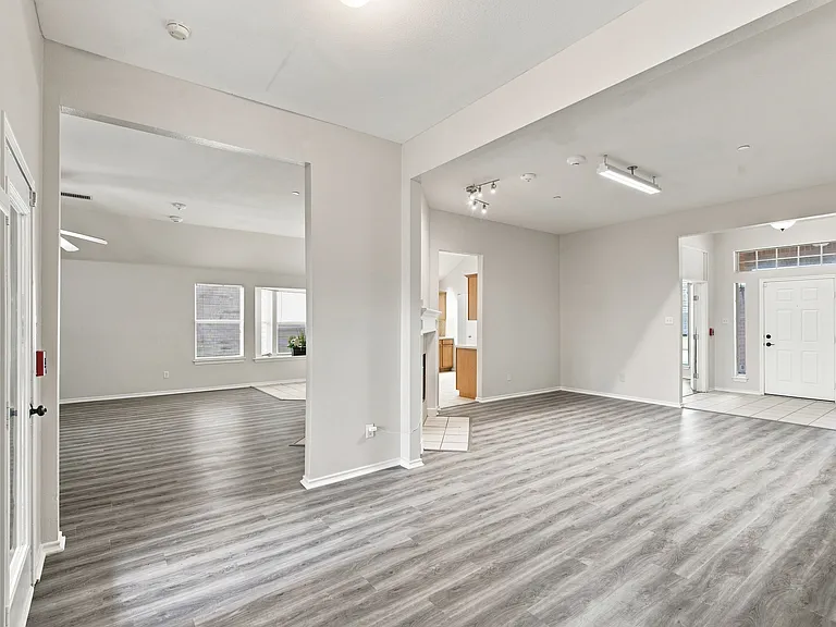 1033 Suffolk Ln — Photo 3