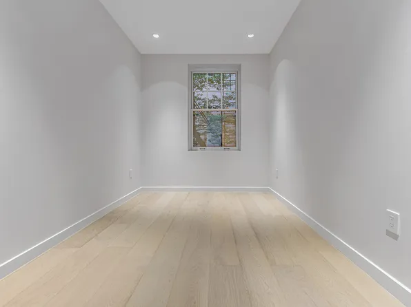 453 Hudson Street image 13 of 17