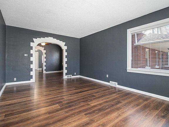 5th image of 212 W 11th St