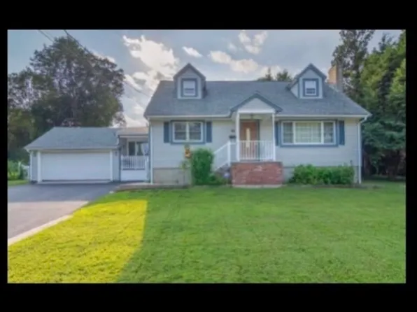 66 Ridgewood Dr, Norwood, MA 02062