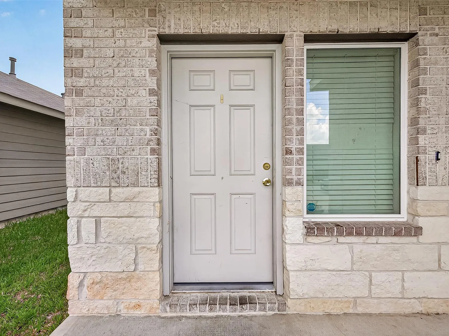 4 bed, 2.5 bath, 2280 sqft, $2,200 — Photo 4