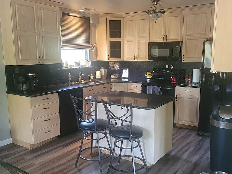 2265 Albany Ct — Photo 2