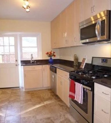 Kitchen with Granite